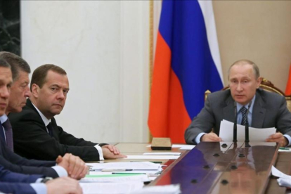 Putin y el primer ministro ruso Medvedev, en la que crearon una comisión independiente antidopaje en Rusia.-/ EKATERINA SHTUKINA (EFE)