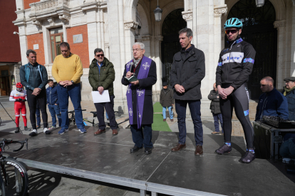 Marcha ciclista en homenaje de Estela Domínguez. / J. M. LOSTAU