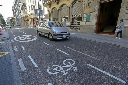 Limitación a 30 por hora en el ciclocarril de la calle Duque de la Victoria.