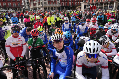 Marcha ciclista en homenaje de Estela Domínguez. / J. M. LOSTAU