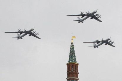Un bombardero ruso sobrevuela la Plaza Roja de Moscú.-Foto: AP / PAVEL GOLOVKIN