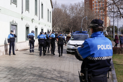 La policía trata de desalojar el centro social La Molinera de Valladolid. -PHOTOGENIC