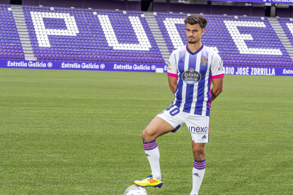 21/10/20. VALLADOLID. PHOTOGENIC/PABLO REQUEJO. Presentación de Jota, jugador del Real Valladolid.