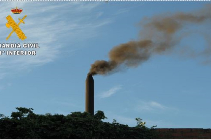 Imagen de SEPRONA de la emisión de combustible a la atmósfera de la empresa. - E.M.