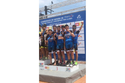 Los seis triatletas del Laguna muestran en el podio sus medallas.-E.M.