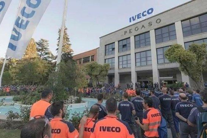 Concentración de trabajadores de Iveco tras el suicidio de su compañera.-EUROPAPRESS / UGT
