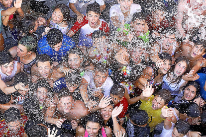 Peñafiel disfruta de sus fiestas grandes con jóvenes disfrutando del agua por el calor tras la celebración del pasacalles ‘Chúndara’.  J.M. LOSTAU