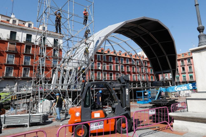 Desmontaje del escenario de la Plaza Mayor después de las fiestas.-J.M. L.