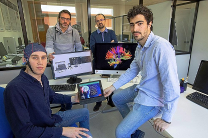 Víctor Martínez, Javier Gómez, Roberto Hornero y Eduardo Santamaría en las instalaciones de la Universidad de Valladolid.-J. M. LOSTAU