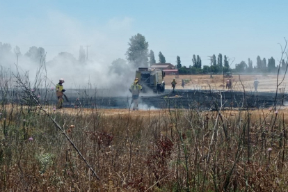 Columna de humo vista desde Valladolid por el incendio de unos cultivos en el camino viejo de Simancas. - E. M.
