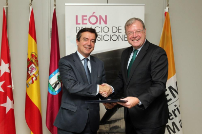 Eduardo López-Puertas y Antonio Silván sellan el acuerdo.-ICAL