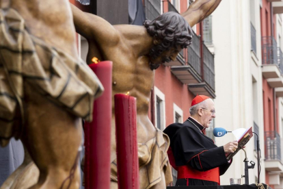 El cardenal arzobispo de Madrid, Carlos Osoro, en la plaza Mayor de Valladolid.-PABLO REQUEJO / PHOTOGENIC