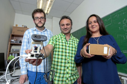 Creadores del sistema en las instalaciones de la Facultad de Informática de la Universidad de Valladolid.-J. M. LOSTAU