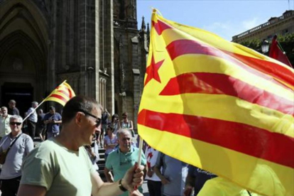 Arnaldo Otegi sostiene una estelada en la manifestación de a favor del procés en San Sebastián, el pasado 12 de agosto-EFE / GORKA ESTRADA