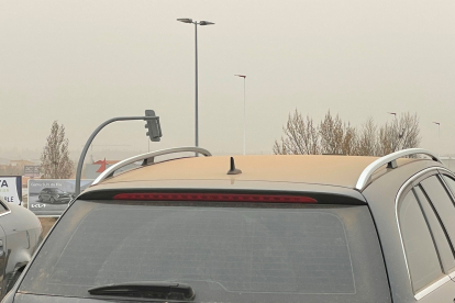 Un vehículo cubierto con el polvo africano. E. M.