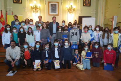 Niños procedentes de ocho centros escolares de Valladolid en el Pleno Municipal de la Infancia. -E. M.