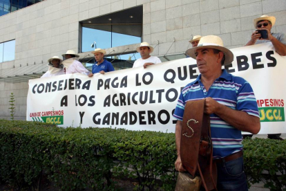 Cerca de 200 agricultores se manifiestan por las calles de Valladolid en protesta por la situación que atraviesa el sector agrario y ganadero-Ical