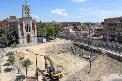 Excavación en la plaza de Rafael Cano para construir la estructura de hormigón que se colocará bajo la vía y que permirtirá comunicar con la calle La Salud.-ROBERTO FERNÁNDEZ