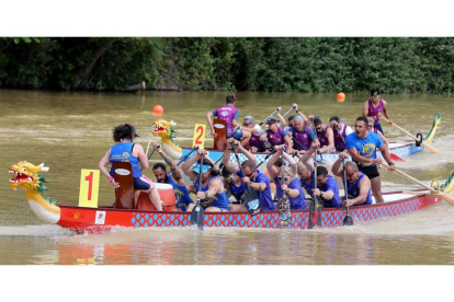 Copa de España de Dragon Boat en el Pisuerga. MONTSE ÁLVAREZ