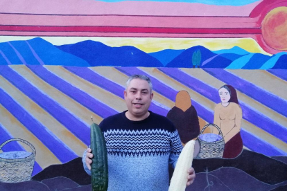 David García, con las esponjas que cultiva en la localidad abulense de El Tiemblo.-ARGICOMUNICACIÓN