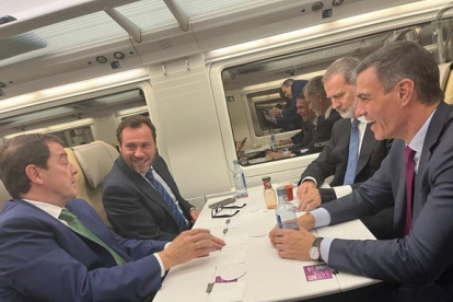 Alfonso Fernández Mañueco, Óscar Puente, el Rey Felipe VI y Pedro Sánchez, en el tren inagural de la Variante de Pajares.-E. M.