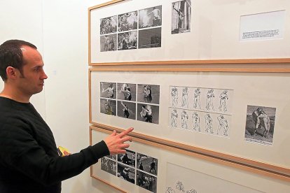 El artista Diego del Pozo con su obra "Decostruyendo el oído" expuesta en la feria de arte contemporaneo "Arco".
Madrid 19.2.14