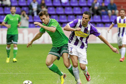 Saúl disputa el balón con Óscar Díaz, en el Real Valladolid-Racing-J.M.Lostau