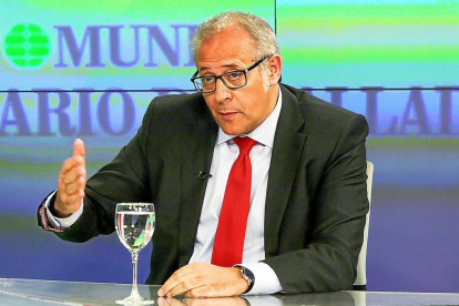 José Antonio Martínez Bermejo durante ‘La Quinta Esquina’, programa emitido en La 8 de Valladolid.-J.M.LOSTAU