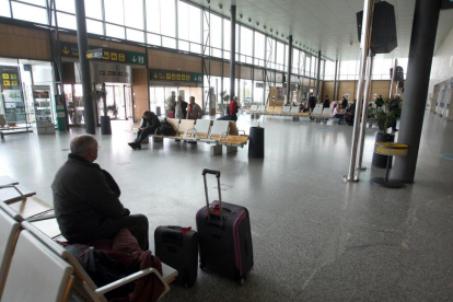 Pasajeros en el aeropuerto de Villanubla (Valladolid)-ICAL