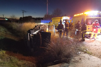 Vehículo volcado en la VA-404 tras el accidente a la altura de Mojados. / Bomberos de Valladolid