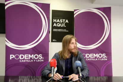 El secretario general de Podemos Castilla y León, Pablo Fernández, valora en rueda de prensa su reunión con el Bloque de Izquierdas Portugués-ICAL
