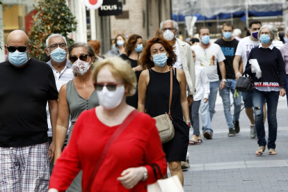 Gente con mascarillas camina por las calles de Valladolid. -JUAN MIGUEL LOSTAU.