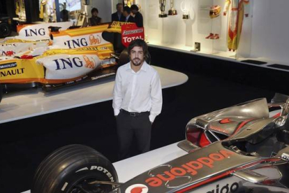 Fernando Alonso posa junto a algunos de los F-1 que ha pilotado a lo largo de sucarrera, en la inauguración de su museo-circuito.-Foto: EFE / ALBERTO MORANTE