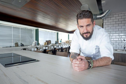 El cocinero Javier Peña en su local Sibaritas Klub, situado en la décima planta del Museo de la Ciencia.-PHOTOGENIC