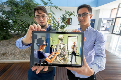 Jaime Santamarta y Javier Sáez, creadores de Paradigmia, en las instalaciones de la Universidad de Valladolid.-PABLO REQUEJO / PHOTOGENIC