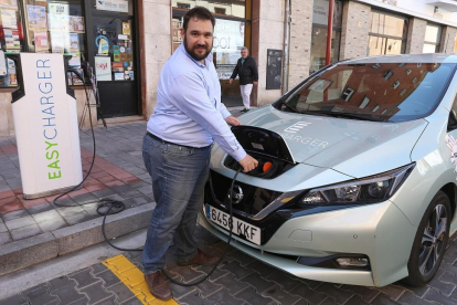 Daniel Pérez, director de Operaciones, carga un coche eléctrico en Palencia.-MANUEL BRÁGIMO