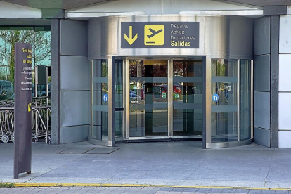 Puerta de embarque del aeropuerto de Villanubla.-PHOTOGENIC