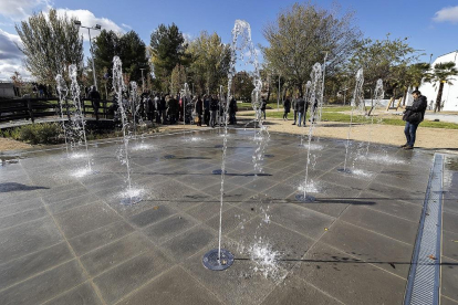 Imagen panorámica de la fuente interactiva del nuevo parque Tomás Rodríguez Bolaños.-PHOTOGENIC / PABLO REQUEJO