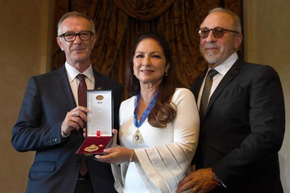 Gloria Estefan junto a su marido, Emilio Estefan (derecha), y el ministro de Cultura y Deporte, José Guirao, recogiendo la Medalla de Oro de las Bellas Artes. /-AFP