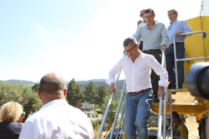 El secretario de Estado de Medio Abiente, Hugo Morán, sale del centro de control acompañado de director de Medio Ambiente de la Junta de Castilla y León, José Ángel Arranz-ICAL