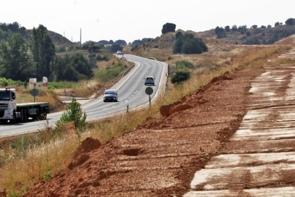 El tramo entre El Burgo de Osma y San Esteban de Gormaz, paralizado desde febrero de 2017.-MARIO TEJEDOR