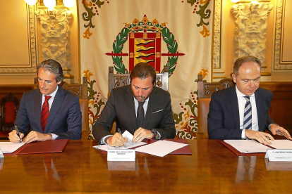El ministro de Fomento, Íñigo de la Serna, el alcalde de Valladolid, Óscar Puente, y el presidente de Adif durante la firma.-J.M.LOSTAU
