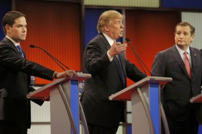 Marco Rubio, Donald Trump y Ted Cruz, en un momento del debate republicano, moderado por la Fox en Detroit.-REUTERS / JIM YOUNG