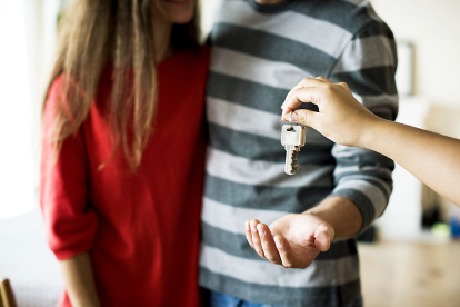 Una pareja joven obtiene la llave de su vivienda. PQS / CCO