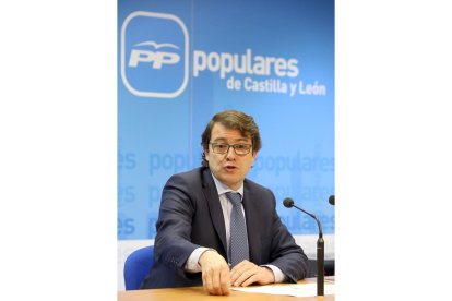 El presidente del PP de Castilla y León, Alfonso Fernández Mañueco, analiza el Proyecto de Ley de Presupuestos de la Comunidad para 2017 aprobado por la Junta-Rubén Cacho / ICAL