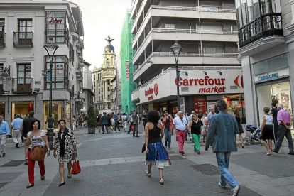 La gente pasea por la calle Santiago de Valladolid.
