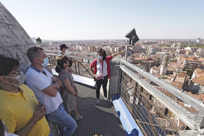 Un grupo de turistas observa Valladolid desde la torre de la Catedral. PHOTOGENIC / PABLO REQUEJO