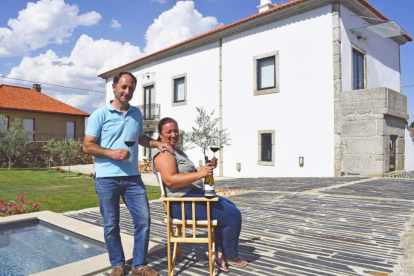 Miguel y Ana, en su bodega-alojamiento de Vermiosa, en Portugal.-ARGICOMUNICACIÓN
