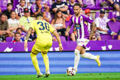 Ivan Sánchez encara a Baena en el duelo ante el Villarreal. / RV