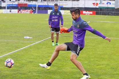 Álex Pérez intenta llegar a un balón ante Míchel, durante el entrenamiento de ayer-J.M. Lostau